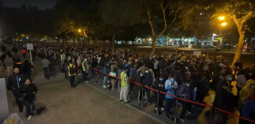 高雄「龍年一卡通」免費送！民眾夜排瘋搶　男子沒拿到號碼牌當場爆氣