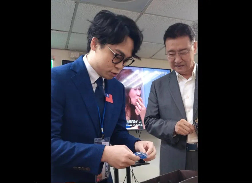 賀瓏辯論會探班　收下趙少康贈「戰鬥藍手環」！曝這人講話時在台下睡了一次