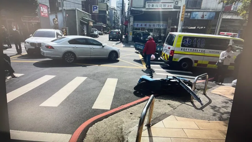 影/桃園騎士載狗遭BMW攔腰撞　人狗噴飛10公尺驚險瞬間曝