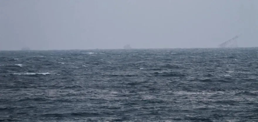 畫面曝光！大陸2拖船闖鵝鑾鼻外3海浬　海巡派艦驅離對峙中