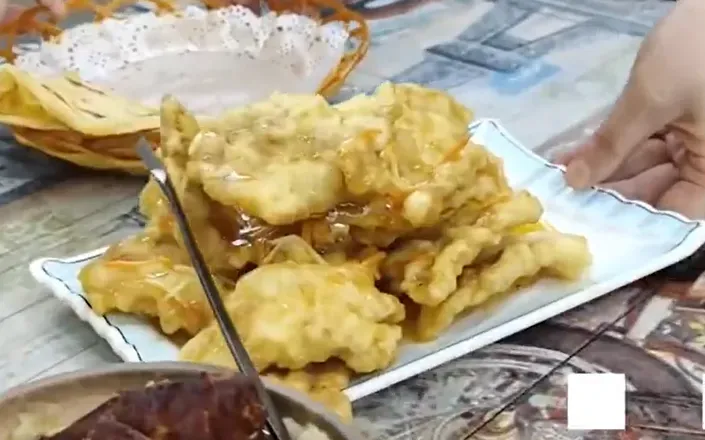 影/把遊客當韭菜割？哈爾濱「巴掌大」鍋包肉賣290元　店家急澄清：收錯錢