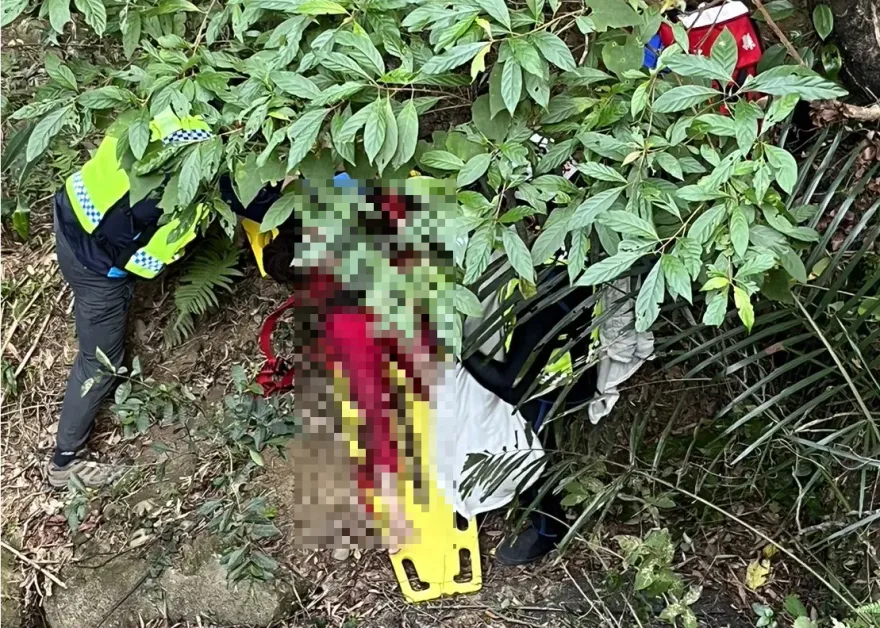 影/離奇車禍！苗栗婦雙載去拜拜墜5米深野溪　騎士摔死、乘客爬上岸