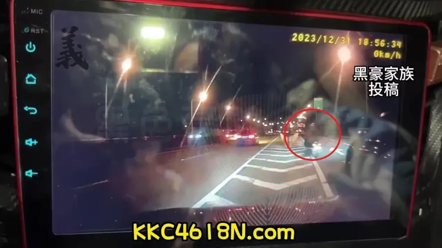 影/真夭壽！機車跨年夜闖台68線　匝道「鬼切」害2車追撞後逃逸