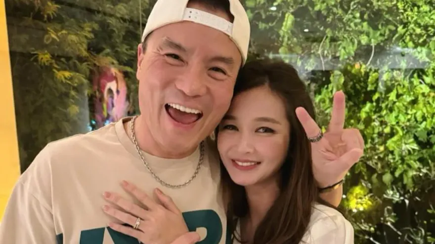 快訊/李銘忠求婚成功！浪漫下跪曬鑽戒套牢10年女友　甜喊：人生新篇章