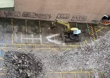 影/真的「挖出個王八」！怪手整建停車場　鑿地刻字網吸3千讚