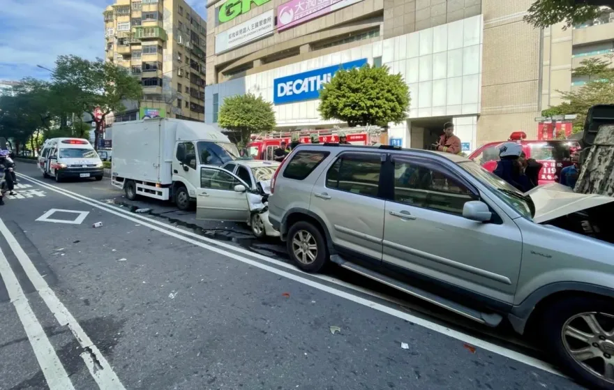 快訊/撿筷子釀禍！貨車駕駛疑開車吃便當　5車連環撞瞬間影像曝光