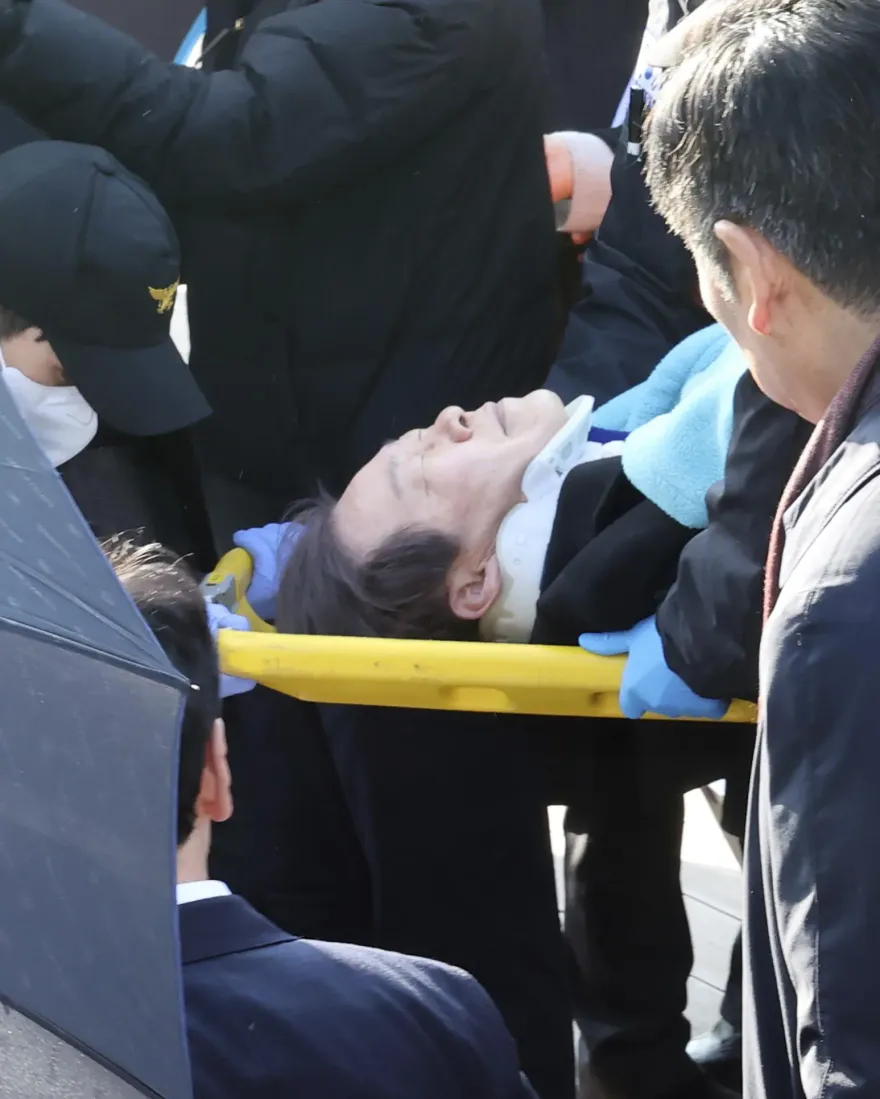影/李在明遇襲「頸靜脈出血」轉至首爾治療　尹錫悅譴責：對暴力零容忍