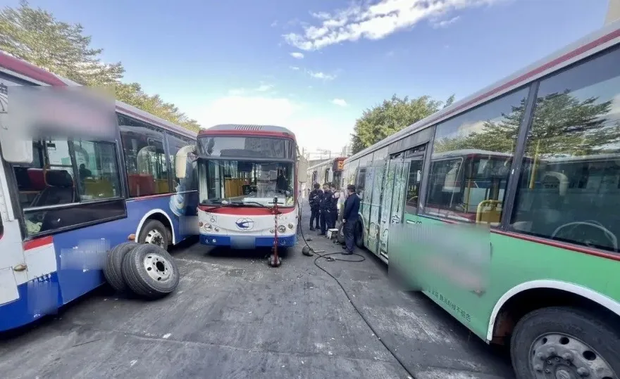 快訊/新北汐止公車總站氣爆意外　氣壓避震器爆裂2人受傷送醫