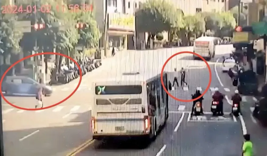 快訊/又見行人地獄！新店2男子走斑馬線被轎車撞飛　撞擊瞬間曝光