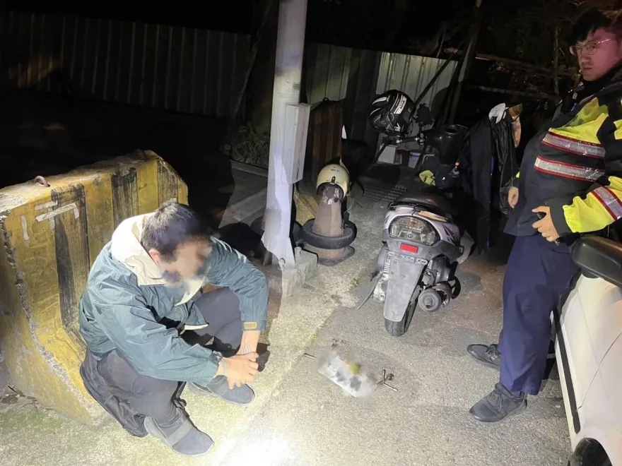 影/換牌ing被抓包！龜山躲債男偷機車跑路遭逮　警驚見「置物箱還有2塊牌」