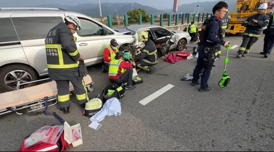 快訊/苗栗採草莓遇劫！2小客車等紅燈遭廂型車追撞「1女命危」　3車竟都是同事