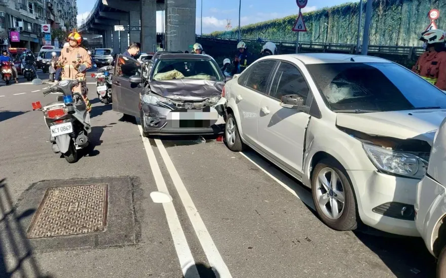 快訊/撞擊瞬間曝！新北三重4車連環撞　4人受傷送醫