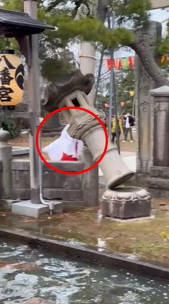 恐怖直擊！日強震神社石燈籠猛搖　巫女欲扶「下秒狠砸」驚險逃死