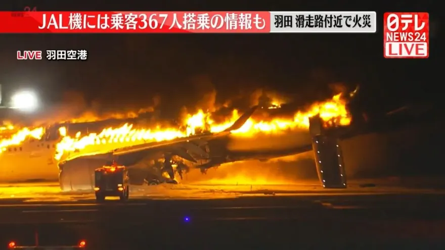 快訊/影/重大意外！日航客機「降落擦撞海保機」爆火球　NHK：379人全員逃出