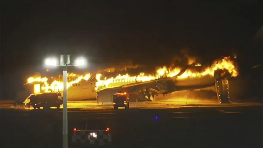 快訊/羽田機場海保廳飛機遭撞爆炸5人罹難　機長1人逃出重傷命危