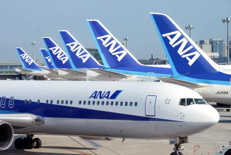 羽田機場飛機擦撞起火！4跑道全關閉　3日多班次恐延誤、取消