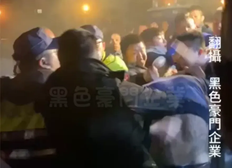 影/沒把警方放眼裡！苗栗黑衣人打群架　員警一旁苦喊「等一下啦」被無視