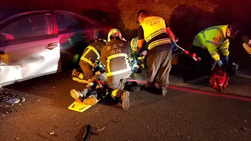 濱海公路嚴重車禍！她駕駛突跨越雙黃線撞對向車　車頭損毀4人傷