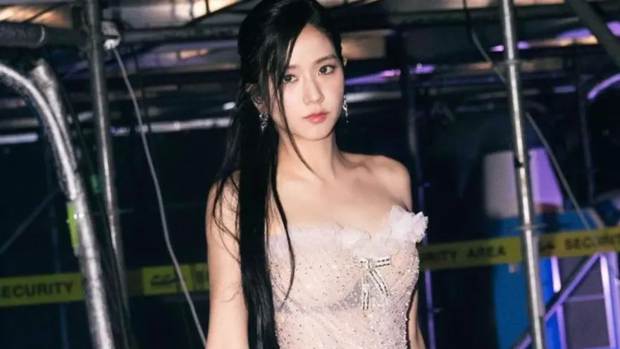 Jisoo加入家族公司？韓媒爆「超帥親哥當老闆」　徵才職位曝光