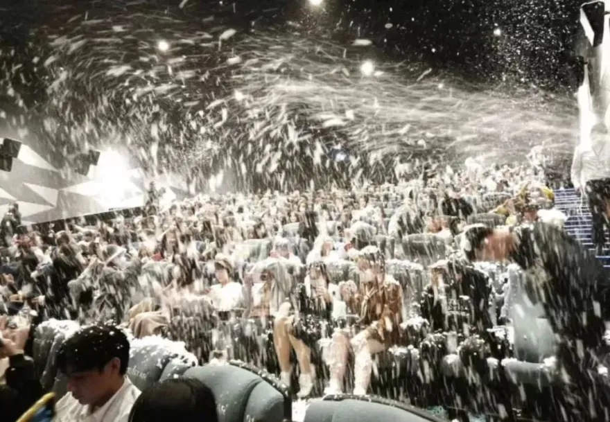 電影院噴「人工造雪」重現浪漫場景　觀眾遇「雪崩」慘遭泡沫洗頭超狼狽