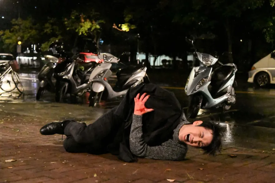 李睿紳演反派遭斷臂！報應戲「抱殘肢跑」失血倒地　驚悚畫面曝