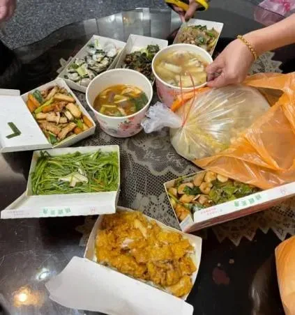 跨年包民宿3天2夜要9萬！棉被薄到透光　房東稱食材好卻給「一包雞屁股」