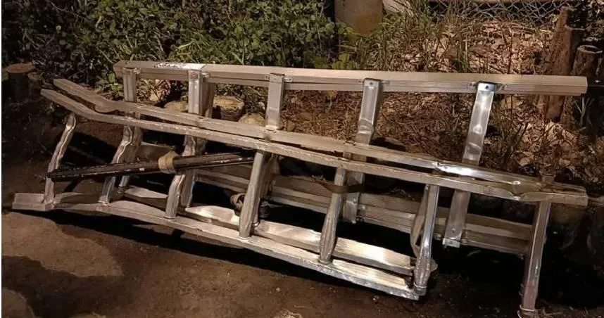 小客車頂載鋁梯突掉落！害3車遭殃連環撞　駕駛恐吃萬元罰單