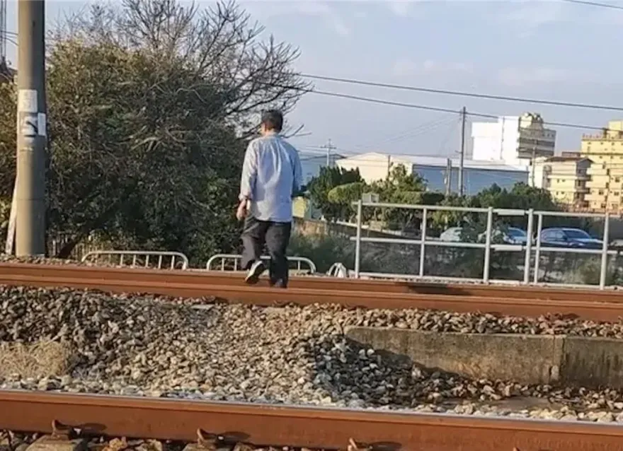 元旦搏命！「列車即將通過」台中6旬伯無視眾人擋　穿越鐵軌畫面曝