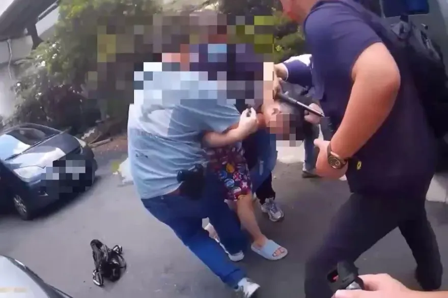 影/山寨版販毒通路！「半甲」刺青女跟男友賣「一日喪命散」　小孩就在旁邊看