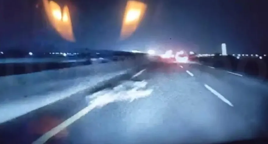 影/超雖小！國1永康段他車頂鋁梯沒綁好掉落　害3車連環撞