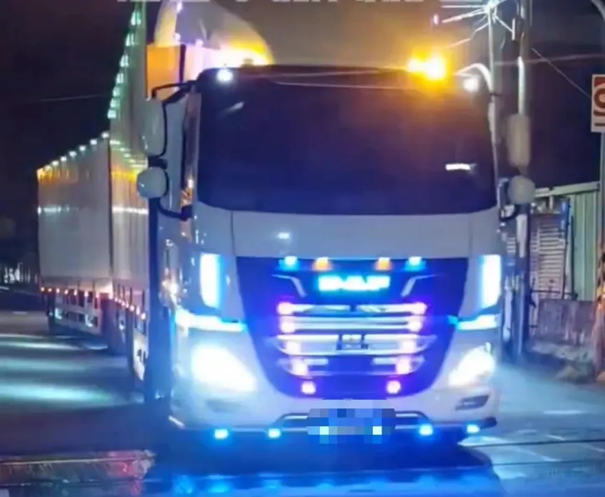 影/平交道上跳恰恰？斗六花燈聯結車「前進後退還卡住」　超扯畫面曝