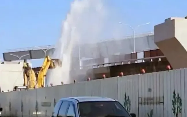 快訊/台74線北屯二段「交流道工程」撞爆排氣閥！抽水機炸裂噴2樓高…怪手急擋水柱