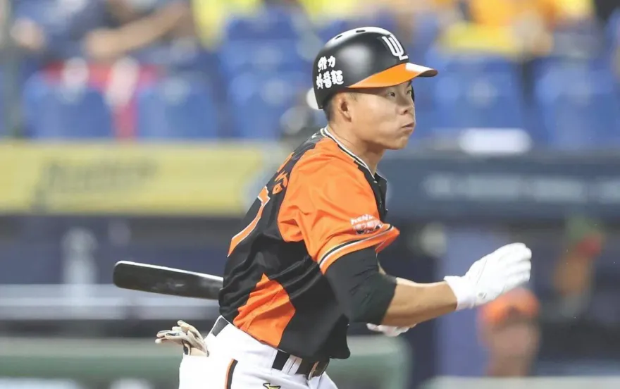 27歲就退休！江亮緯與家人拚事業　獅預計回簽4到5人