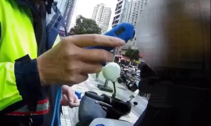 影/男子無照騎車被攔飄散酒味　「12小時前喝的」酒測值仍超標
