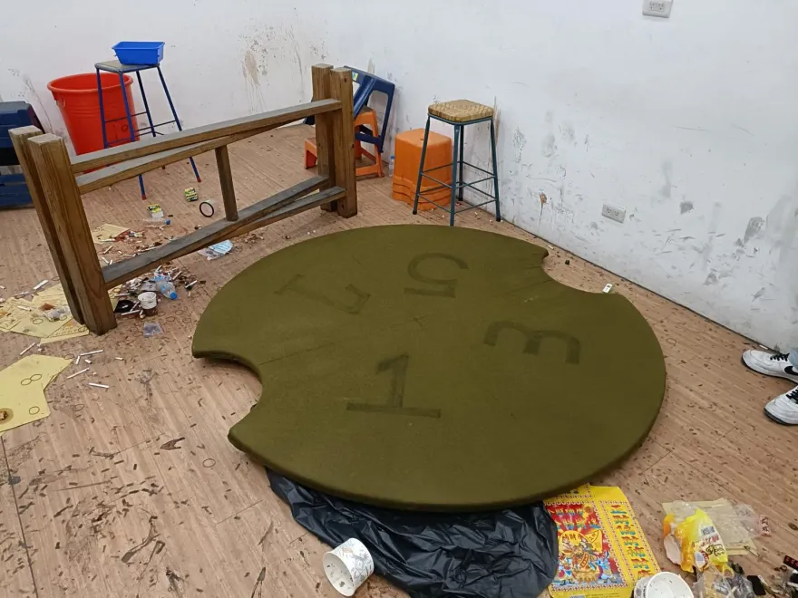 影/被翻桌了！雲林斗六警破鐵皮屋賭場　逮42人查扣百萬賭資