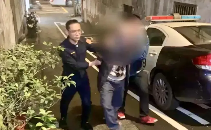 快訊/畫面曝光！長期不睦起口角爆衝突　新北男持鎮暴槍狂射鄰居遭逮