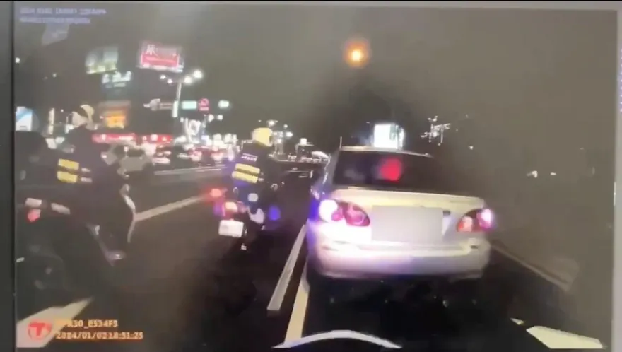 影/槍毒通緝犯違停拒檢還衝撞　警騎車猛追14公里開5槍制伏