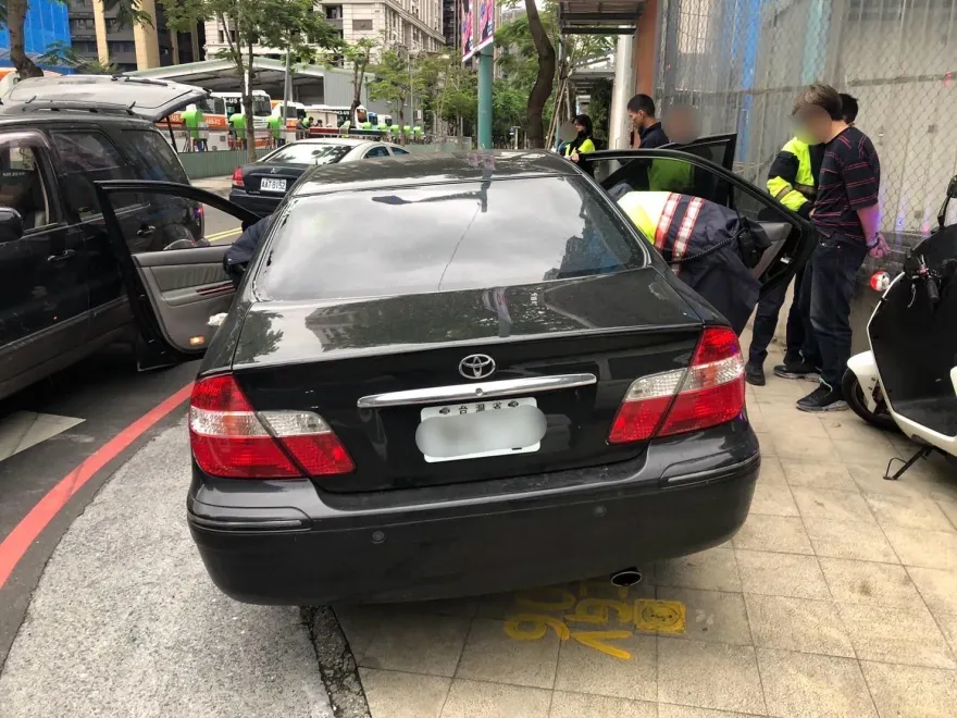 職場戀愛惹禍！看不慣前女友上班「放閃現任」　板橋男吃醋「砸車」洩憤