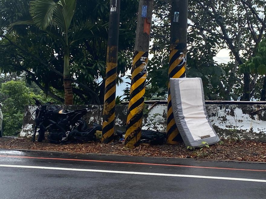 139線死亡彎道防撞新招！　大床墊包電杆、車友籲：不要搬走