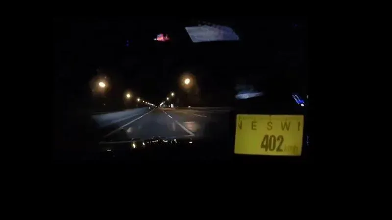 影/有貓膩！元旦深夜「沒紅斑馬」飆速402km　網揭「2疑點」