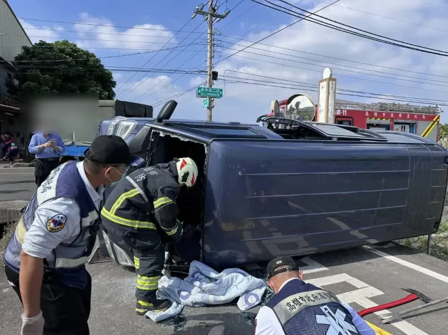 影/洗腎專車返家撞小貨車翻覆！6人受困　8旬婦左手骨折