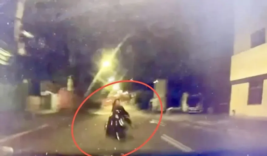 影/機車違規拒撿迴轉逃逸　無照男逆向撞警車雷殘下場慘了