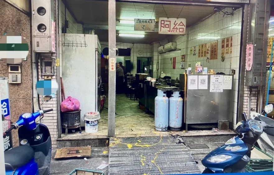 影/淡水「吳家阿給」遭潑漆砸店　嫌犯3hrs後落網辯「對方欠錢」