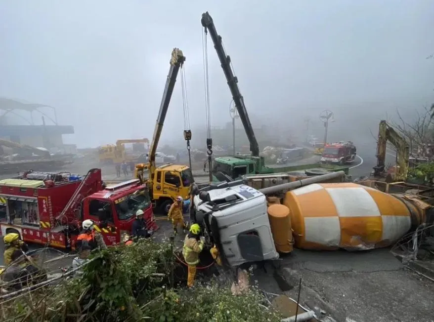阿里山公路意外！水泥車衝破護欄翻覆　63歲駕駛腿骨折受困救出
