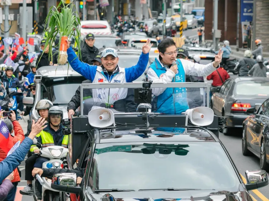 侯友宜與張智倫中和掃街　籲在野團結完成政黨輪替