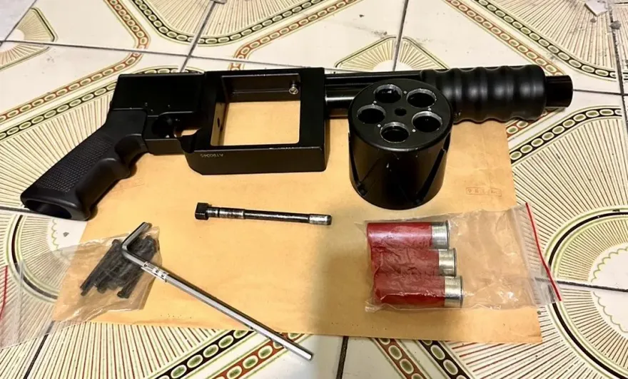 影/販毒集團租套房當分裝場　警鋸開保險箱驚見霰彈槍、達姆彈