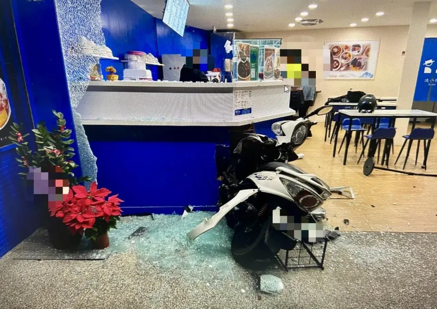 影/無人機車暴衝高速撞爛飲料店　女騎士無辜稱「油門卡住啦」