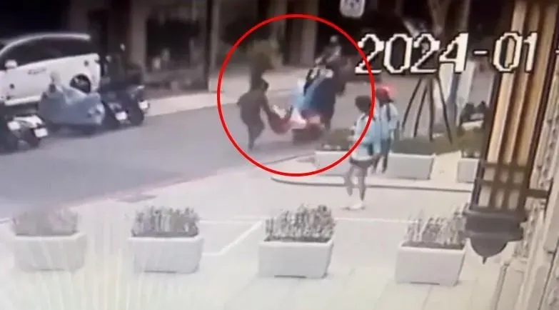 影/母騎車載女兒上學遇襲！中壢男「硬扯下後座國中女」再攻擊母親　倒地畫面曝