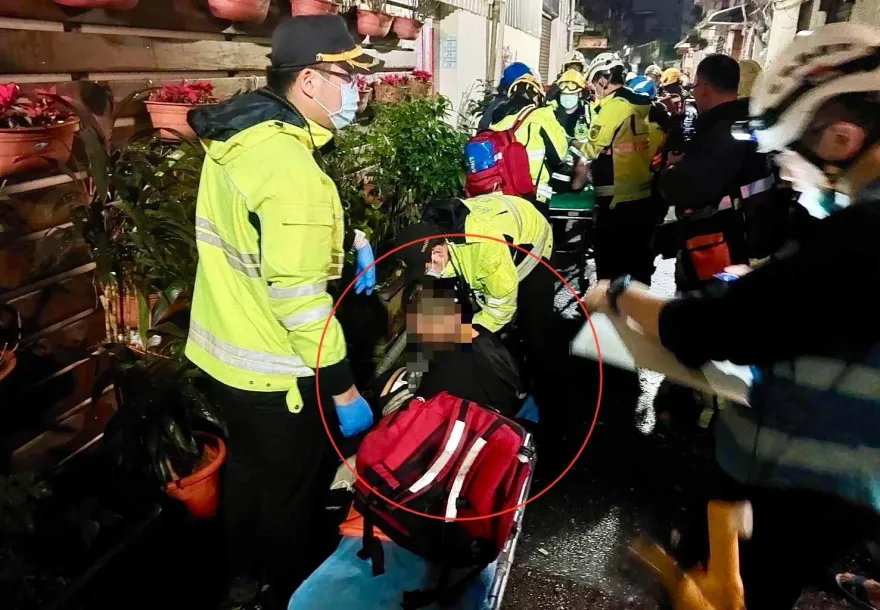 快訊/新北三重民宅火警3樓竄火舌　警消救出一名受困住戶送醫急救