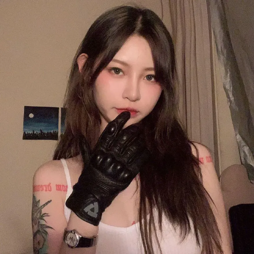 痞幼「內衣清涼照」曝光！她坦承：我自己拍的　網一面倒力挺